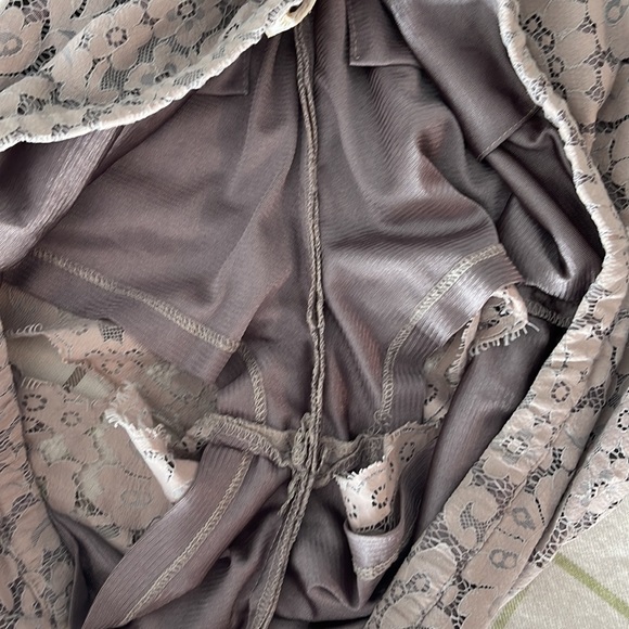 Size large floral lace evening shorts lined with satin - Picture 6 of 7